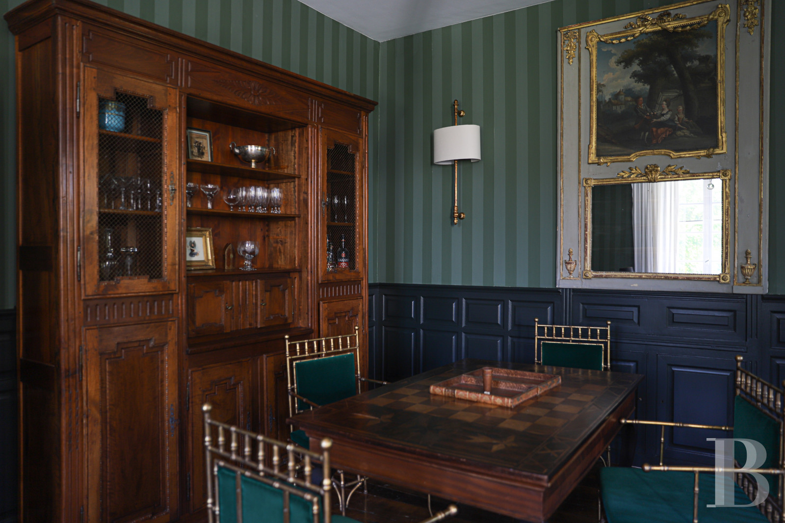 An 18th century chateau surrounded by trees and hills in the Lot valley - photo  n°16